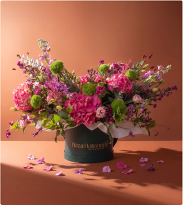 Bespoke pink hydrangea and eucalyptus hatbox